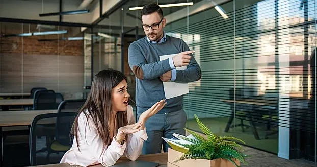 Qadın işə həddindən artıq tez gəldiyinə görə işdən çıxarıldı