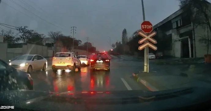 Dəmiryol keçidində sürücülərin heç biri bu qaydaya əməl etmir: CƏRİMƏSİ VAR VİDEO