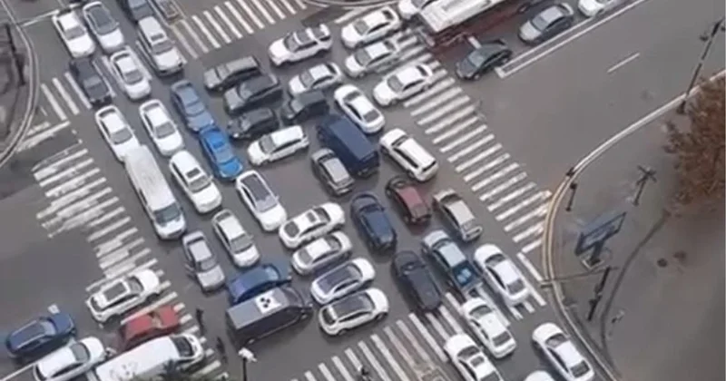 Polis iflic olan yoldakı vəziyyəti belə düzəltdi VİDEO