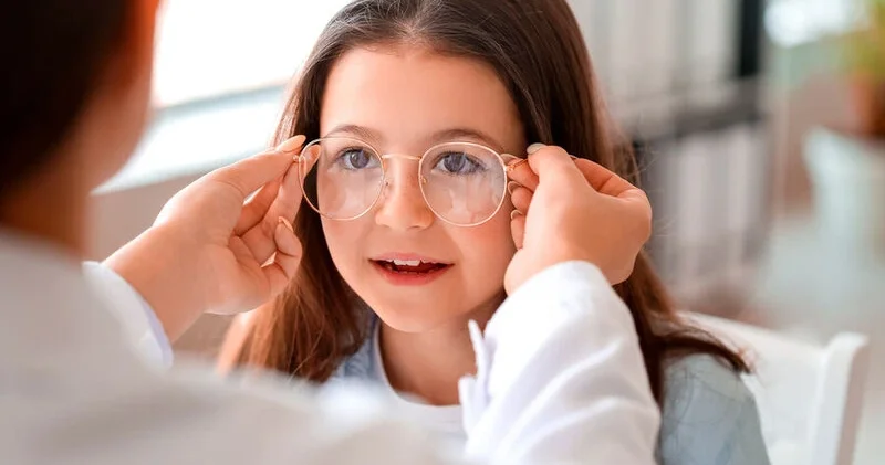 Google 2026 cı ildə süni intellektlə işləyən eynəklər buraxacaq