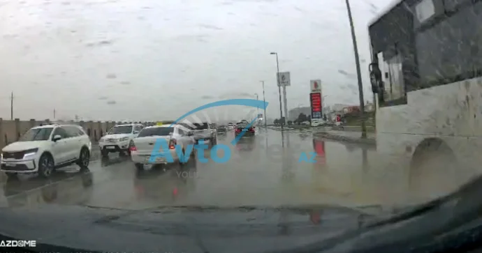 Avtobus şosedə palçığı maşının üstünə sıçratdı Təlimçi ŞİKAYƏT ETDİ VİDEO