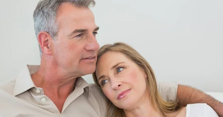 50 yaşında kişi eyni yaşlı qadından 4 yaş daha qocadır