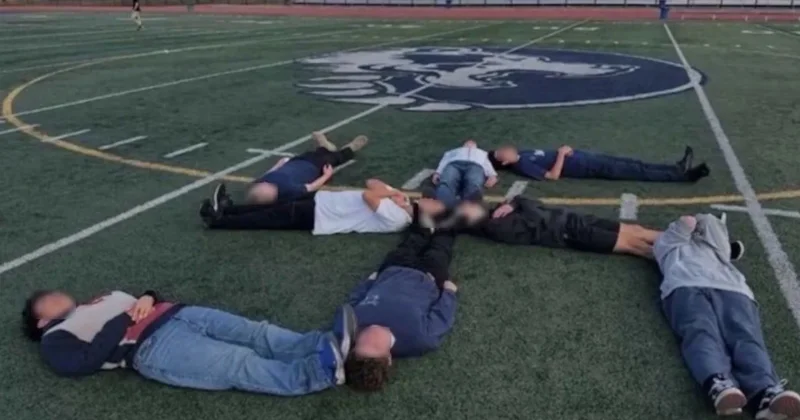 Скандал в школе Сан Хосе: дети выложили свастику и попали под расследование