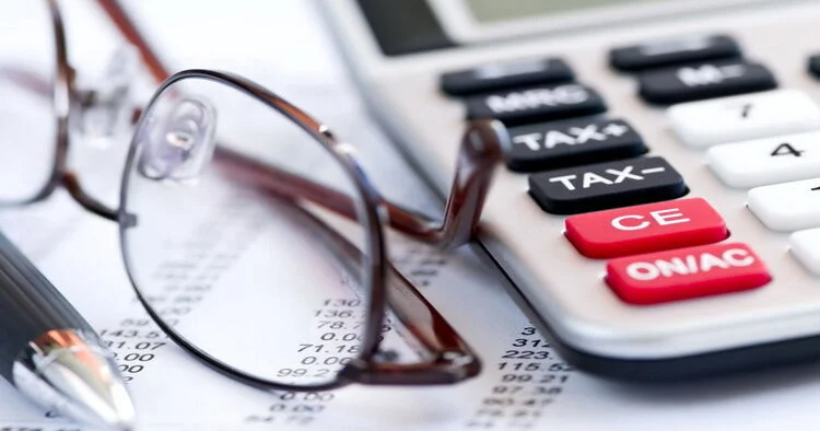 В Азербайджане госслужащим при увольнении по возрасту назначат единовременную выплату