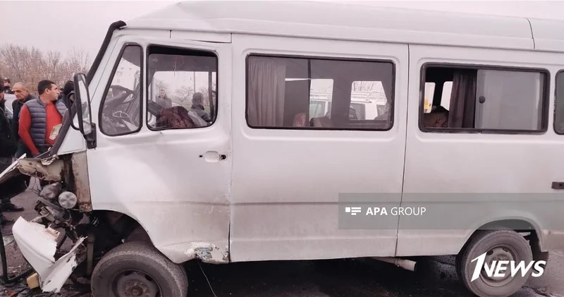 В Азербайджане столкнулись легковой автомобиль и микроавтобус, шесть пострадавших