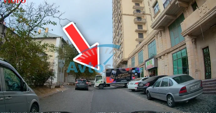 “Araz”ın yük maşını yolu kəsdi, sürücü isə yellənə yellənə gəzir VİDEO