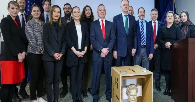 Qaçaqmal yolu ilə aparılan 41 tarixi əşya Türkiyəyə qaytarılıb