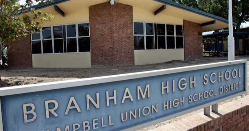 В США накажут школьников, выложивших своими телами свастику