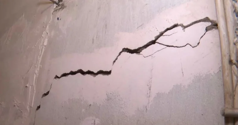 Yaşayış binasında təhlükəli vəziyyət! Sakinlər evlərini tərk etdilər (VİDEO)