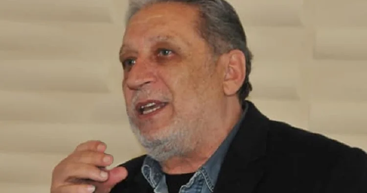 TANINMIŞ YAZAR BƏZİ JURNALİSTLƏRİ TƏNQİD ETDİ “Normal redaktə etsən, yazıları qıpqırmızı olacaq”