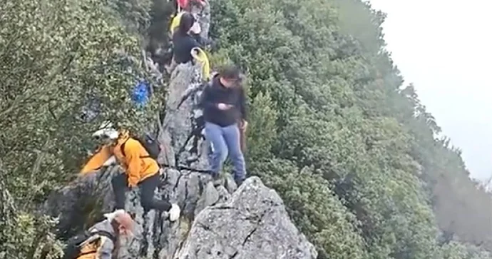 Selfi çəkdirmək istəyən turist qayadan yıxıldı VİDEO