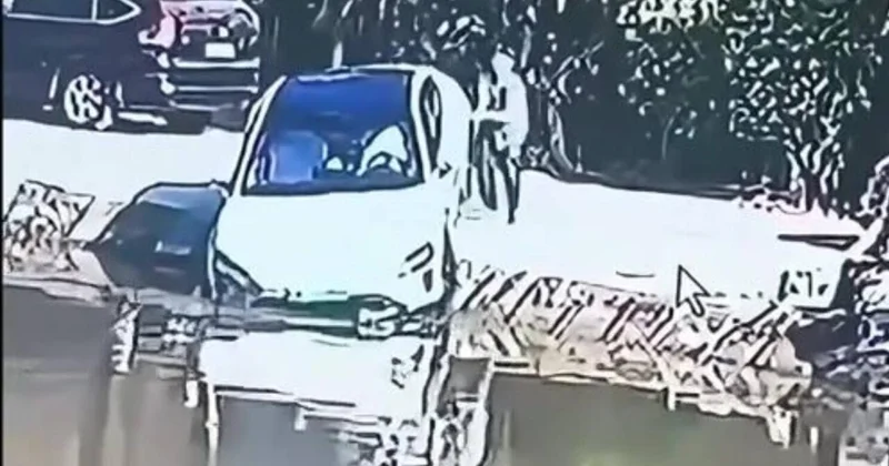 Çin avtomobili avtopark rejimində suya düşdü VİDEO