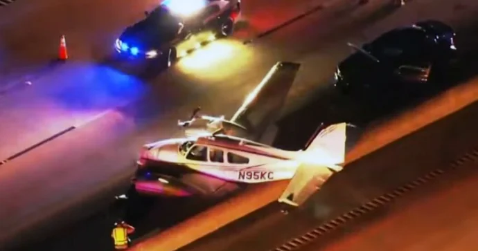 Magistral yola təcili eniş edən təyyarə avtomobillə toqquşub FOTO