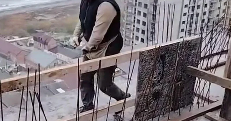 22 ci mərtəbədə həyatla oyun Hər an faciə baş verə bilər VİDEO