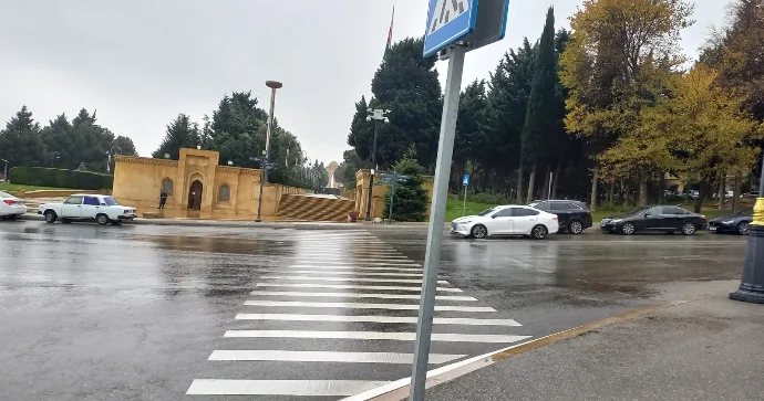 Şəhidlər Xiyabanının qarşısında illərdir dəyişməyən mənzərə FOTO