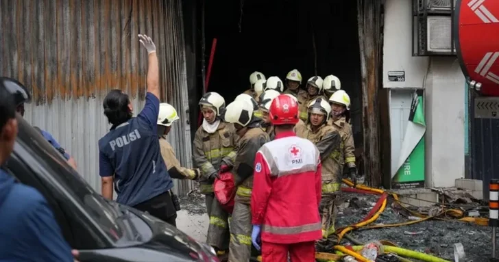 17 жертв пожара в бизнес центре в Индонезии
