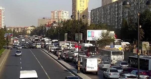 Yol polisi tıxacı belə aradan qaldırdı Video