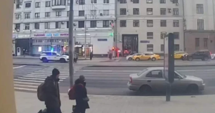 Yol polisi piyada keçidində skuter sürən kuryeri vurub öldürdü VİDEO