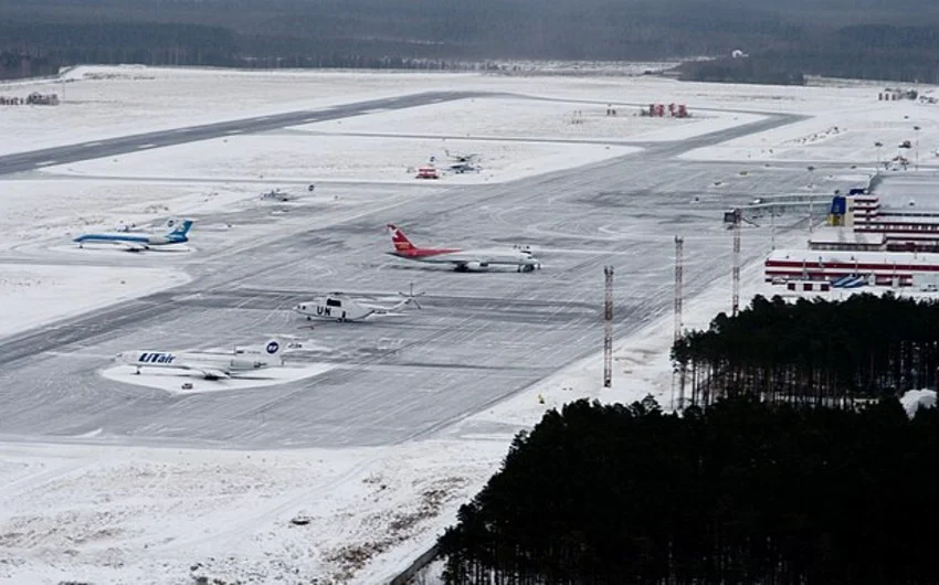 Surqut aeroportunda 10dan çox reys gecikdi