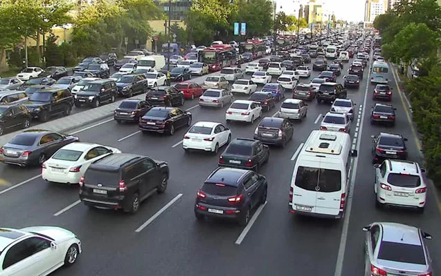 Bakı tıxacda boğulur: Yeni yol çəkilir, amma bəzi iş adamları...