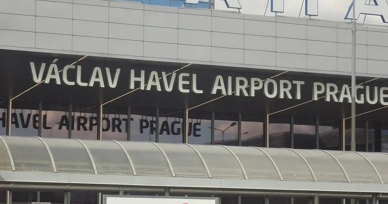 AZAL ın bələdçisi: Praqa aeroportunda sərnişin agentə yumruq təpiklə hücum etdi