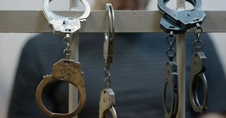 Ağstafada musiqi məktəbinə arvadı ilə barışmağa gələn kişi HƏBS OLUNDU