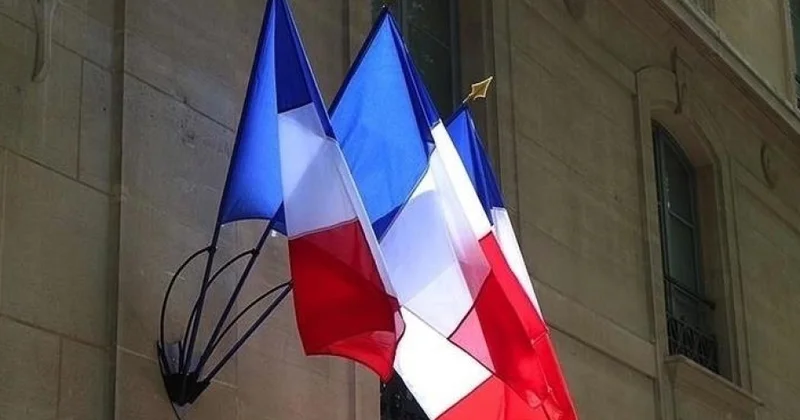 Fransada xəstə şagirdə qarşı baş örtüyü qadağası dünyəvilik məsələsini yenidən gündəmə gətirir