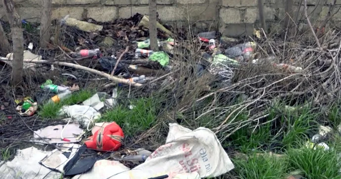 Zibilin iyindən evdə yata bilmirik Bakıda baxımsız qalan park VİDEO