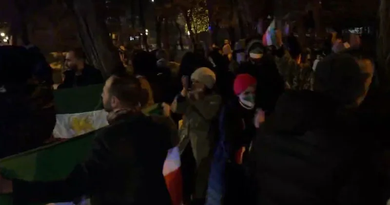 Rza Pəhləvinin tərəfdarları İranın İrəvandakı səfirliyinin qarşısında etiraz aksiyası KEÇİRDİLƏR VİDEO