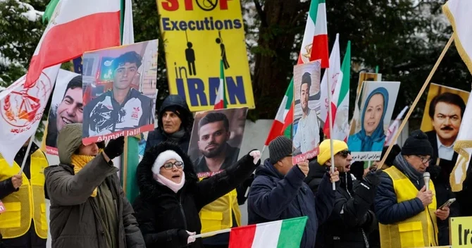 İranda etirazlar iki həftədir davam edir Binalar yandırılır, küçələr dağıdılır