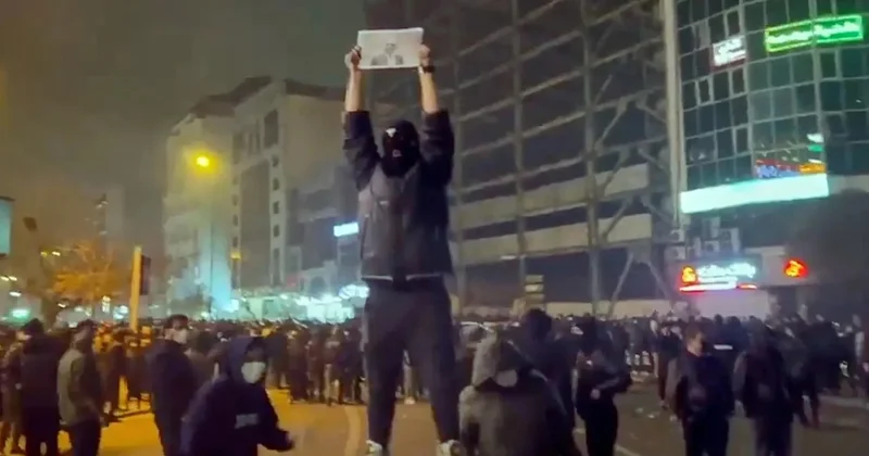 İranda etirazlar 14 cü gecəyə keçdi: İnternet kəsildi, küçələrdə qətiyyət artır