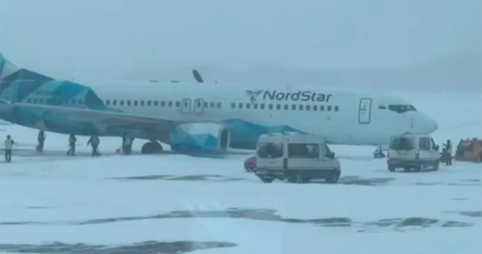 Moskvada təyyarə qara görə havaya qalxa bilmədi VİDEO