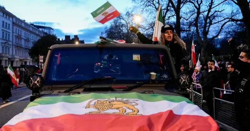 Протестующие заменили флаг Ирана у здания посольства в Лондоне