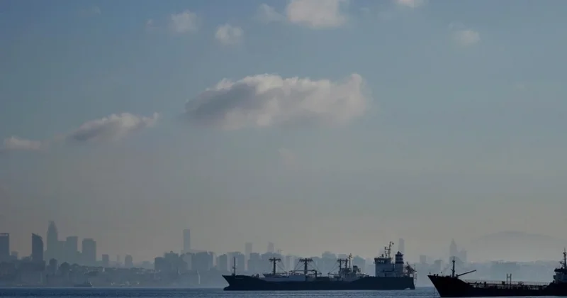 Судоходство в проливе Дарданеллы приостановили из за шторма