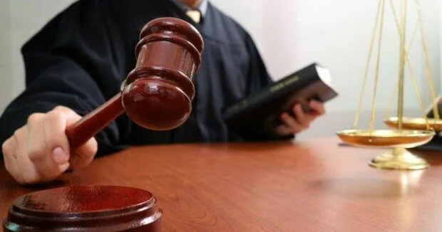 Məşhur müğənni hakim qarşısına çıxdı FOTO