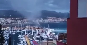 В Испании водяной смерч повредил яхты и катера ВИДЕО