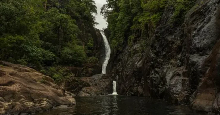 Şəlalədə selfi çəkdirmək istəyən gənc futbolçu yıxılıb öldü