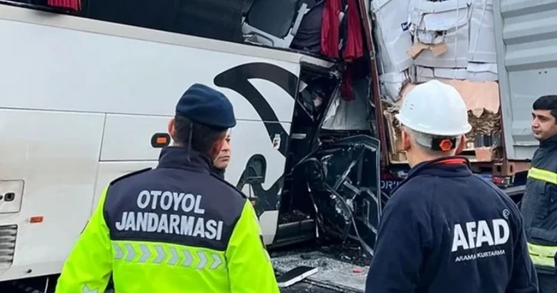 Qarsda avtobus yük maşınına çırpılıb, 9 nəfər xəsarət alıb