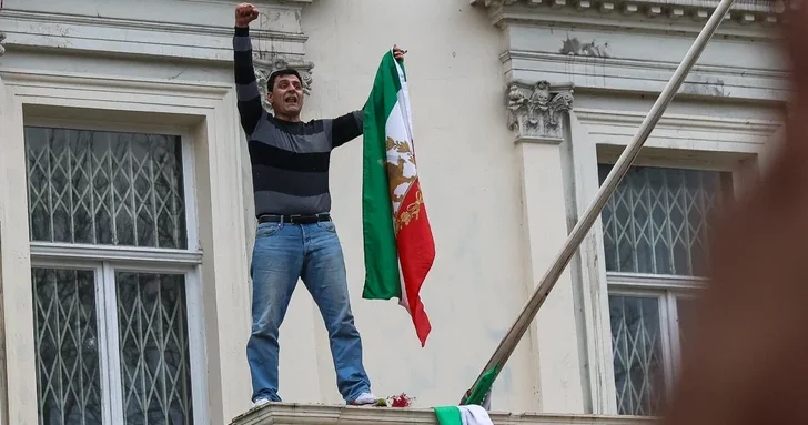 Акция протеста в Лондоне: с посольства Ирана сорван флаг