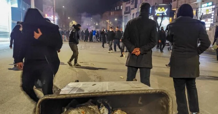 В Иране растет число погибших, протестующие заменили государственный флаг Minval Politika