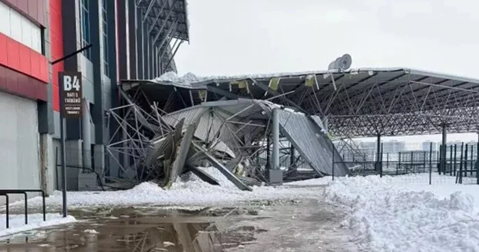 Güclü qar: Stadionun dam örtüyü uçdu Foto
