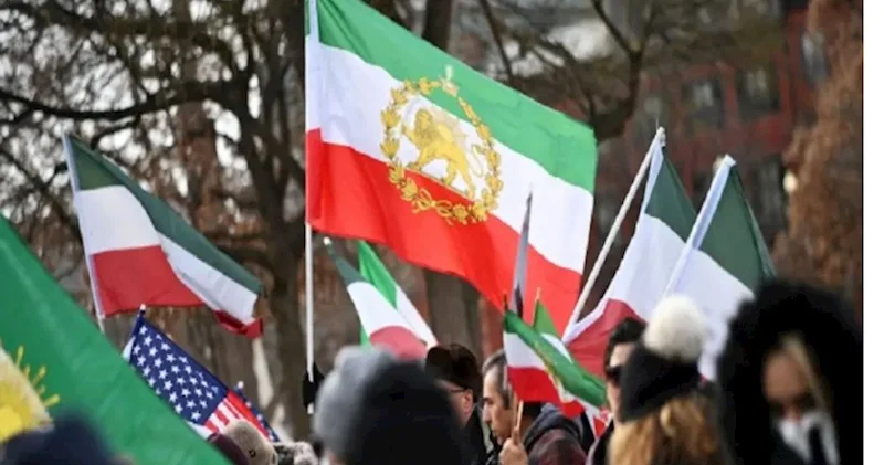 Üsyançıların qaldırdığı yeni İran bayrağı Mənası və indikindən fərqi