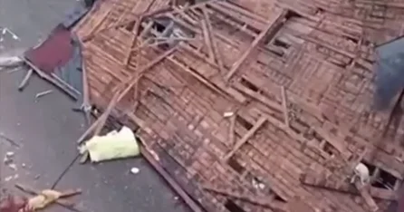 Сильный ветер сорвал крышу одного из зданий в Турции ВИДЕО