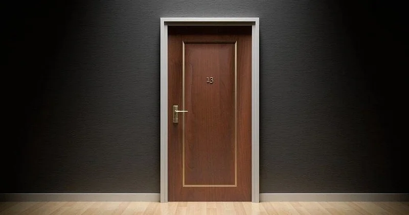 İki nəfər evdə bağlı qapı arxasında qaldı, nazirlik kömək etdi