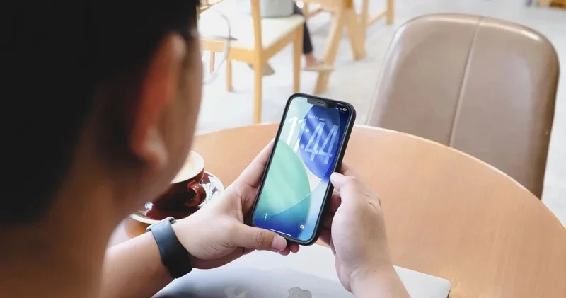 Apple ı şoka salan mənzərə: iOS 26 niyə zirzəmidə qaldı?