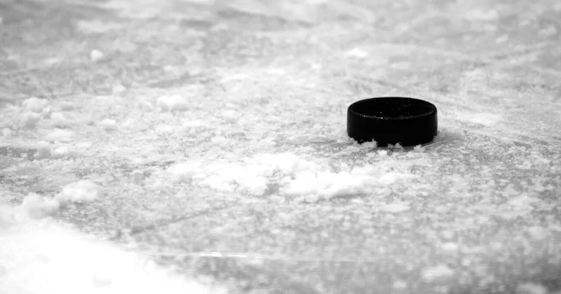 Хоккейный матч на арене ОИ 2026 приостановлен из за дыры во льду