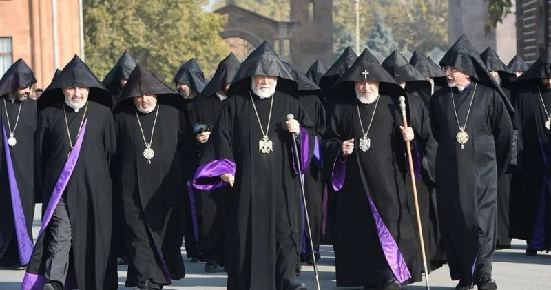 Эчмиадзин отвечает Пашиняну: католикос освободил от должности мятежного эпископа