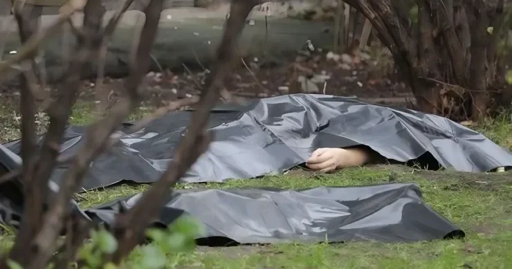 Ucarda DƏHŞƏT: ailəsi qadının meyitini həyətdən tapdı