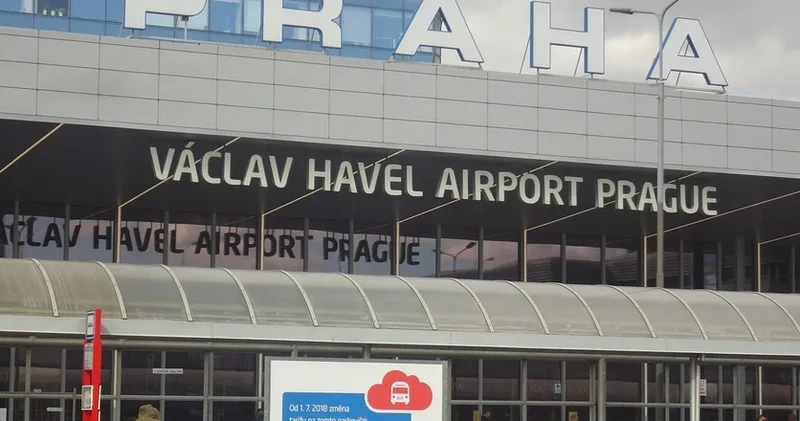 Подробности инцидента в самолете AZAL в Праге: агрессивный пассажир нанес удары агенту