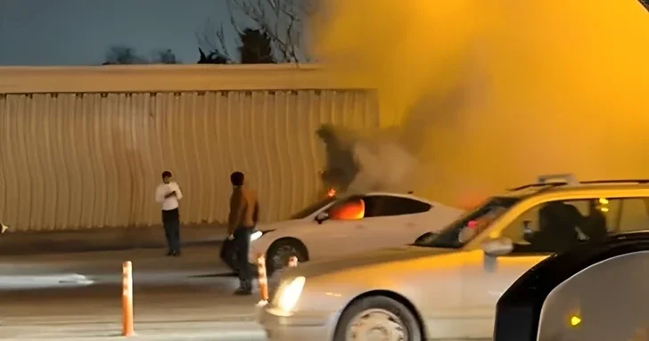 В Баку загорелся находившийся в движении автомобиль